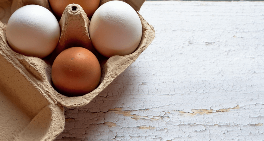 허리에 좋은 음식 달걀이 놓여 있다