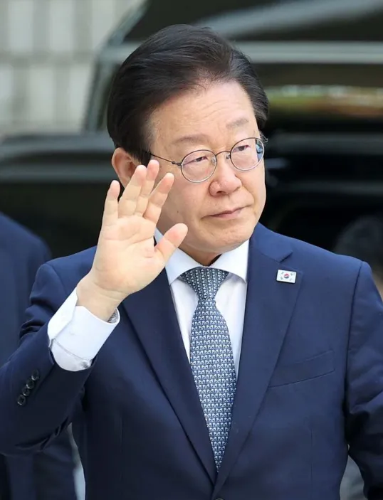 이재명 정치인 기자회견 카메라 포즈