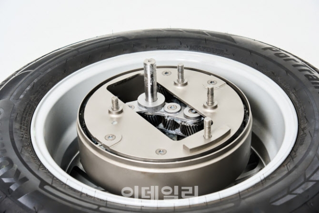 바퀴 휠에 장착된 유니휠.