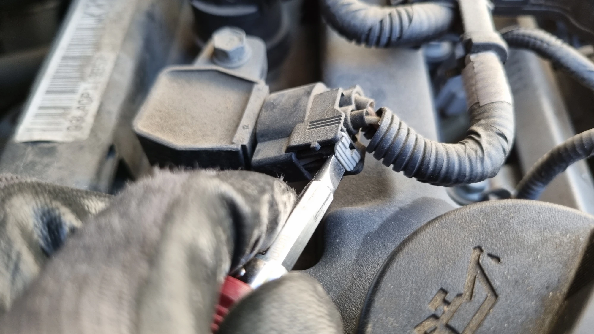 점화플러그 잭 빼는 모습