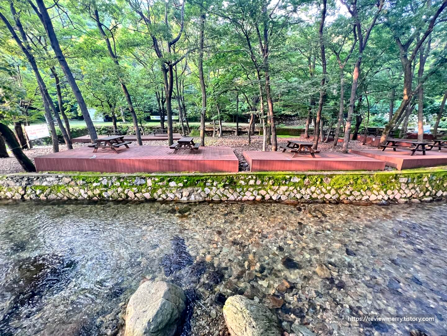 계곡 및 테이블