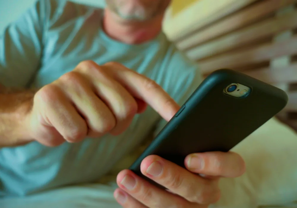 침실에서 전자기기 사용을 제한하세요