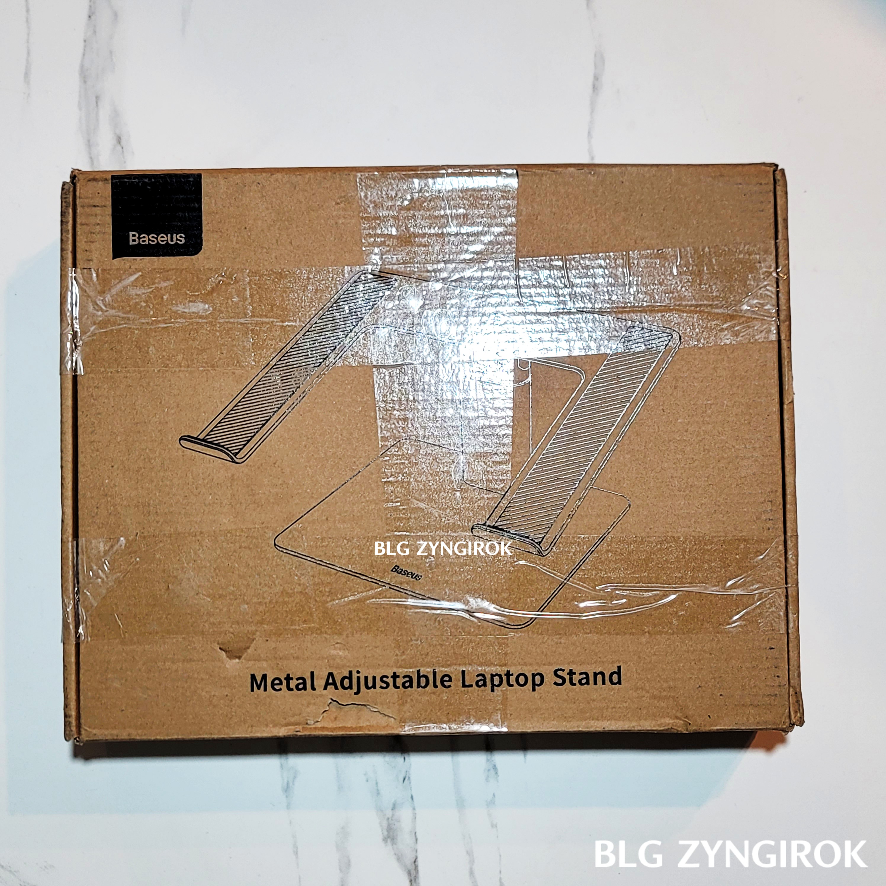 Baseus 노트북 거치대 상자가 테이블 위에 놓여있다.