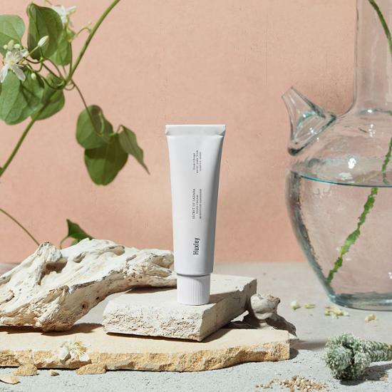 돌위에 하얀색 튜브 핸드림