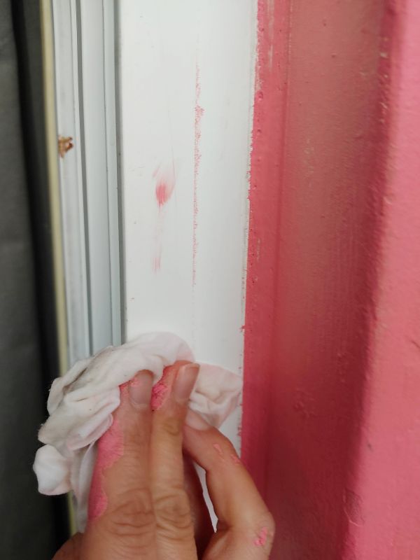 보양작업을 했음에도 페인트가 묻은 조명 