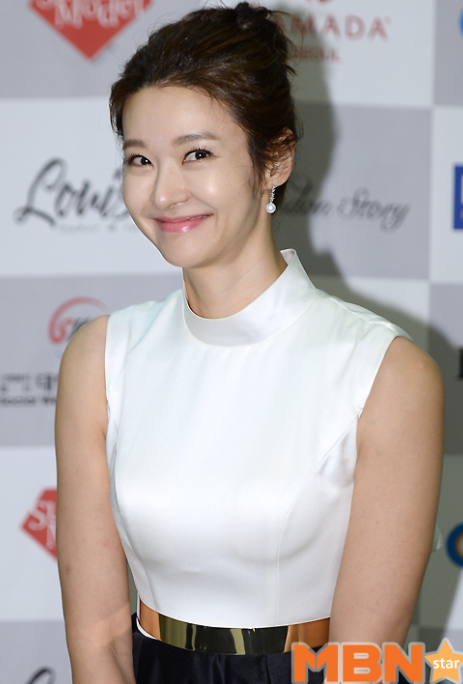 배우 송선미 프로필 사진│단정한 미소로 포즈를 취한 송선미