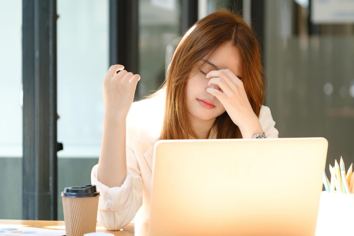 만성적인-피로감을-느끼는-여성