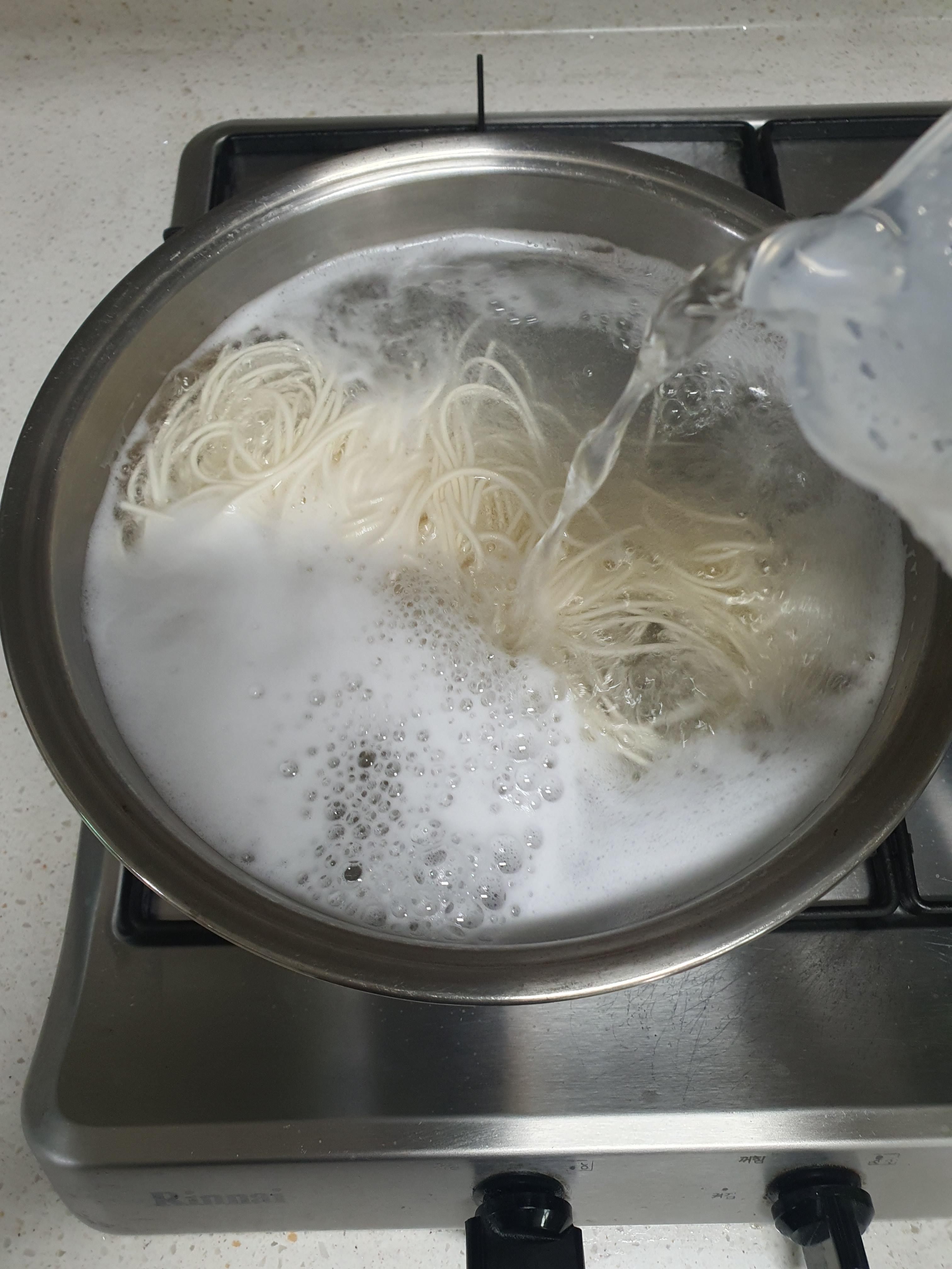 물이-끓어오를-때-찬물을-부어야-합니다.