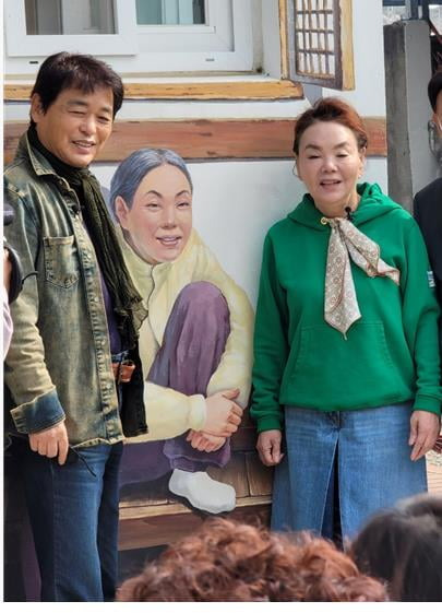 김