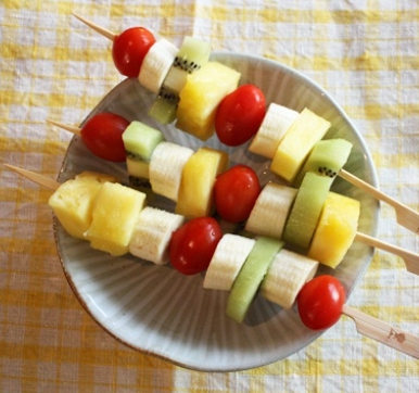 아이들을 위한 여름철 놀이-과일 꼬치