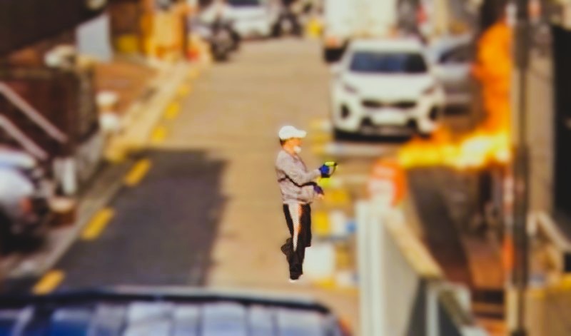 화재 발생 직전 인근에서 용의자로 추정되는 인물이 다른 건물에 방화를 시도하고 있다.