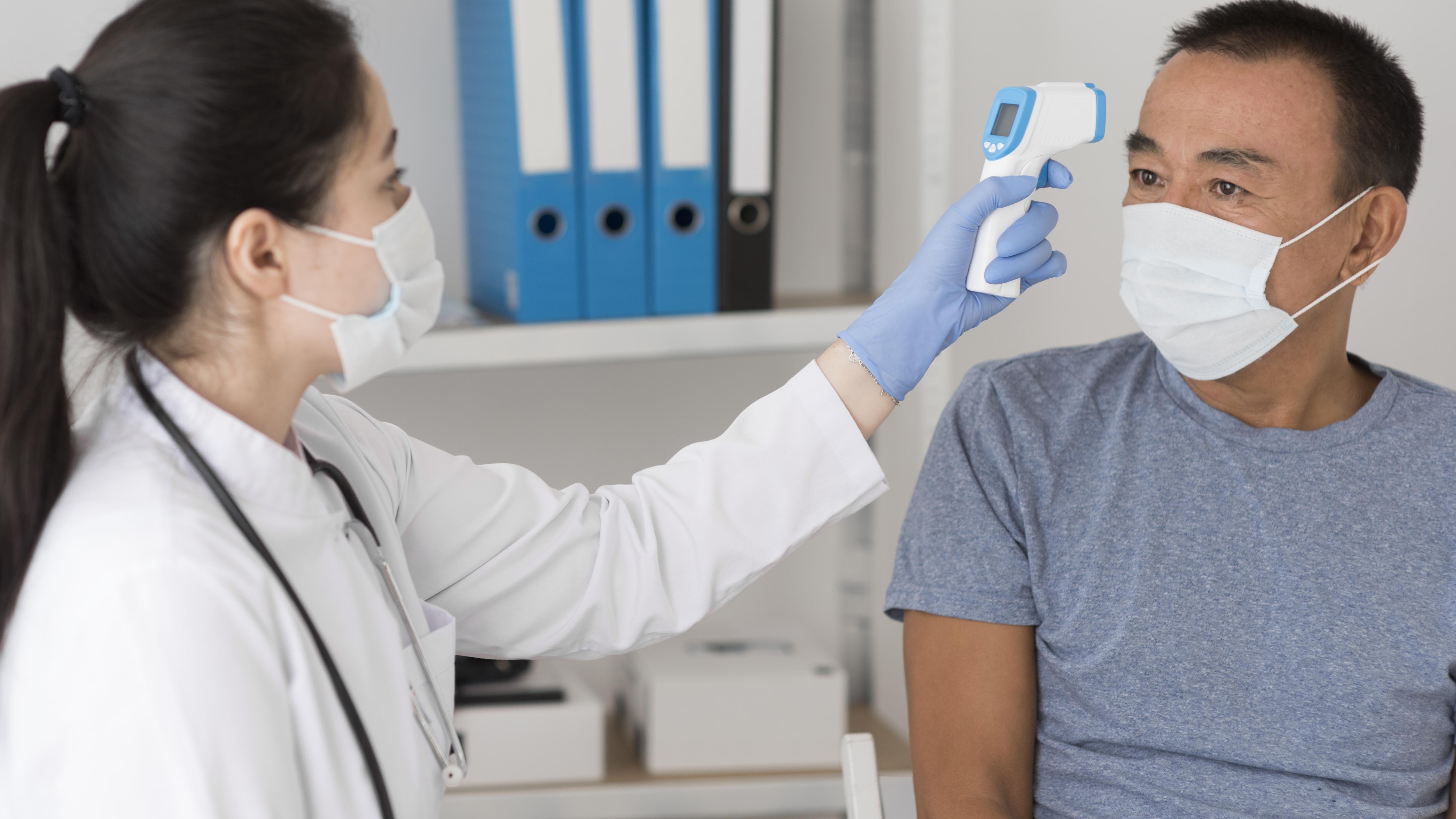 병원에서 체온 재는 모습