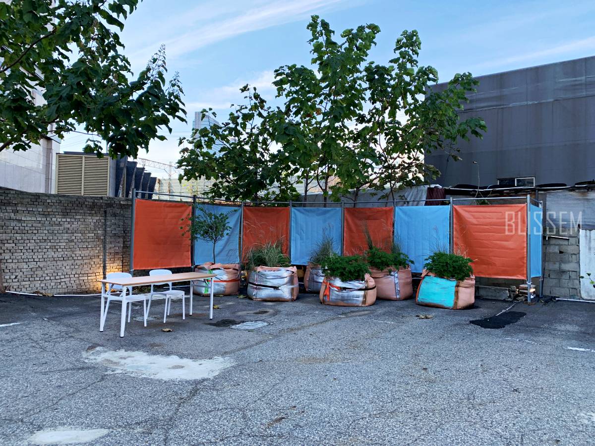 용산대형카페-용산카페추천-용산조용한카페-책읽기좋은카페-예쁜카페-벽돌집-서까래