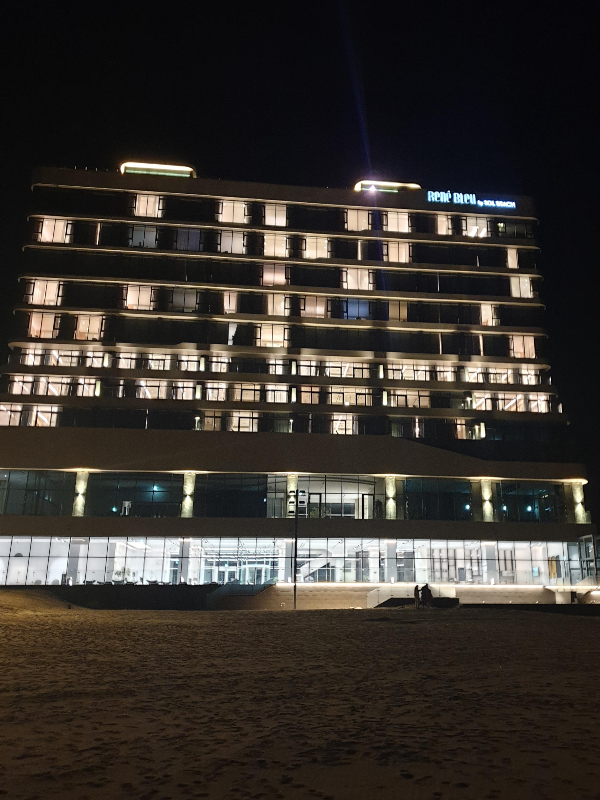 어둔 밤 밝게 빛나는 르네블루 바이 솔비치 호텔