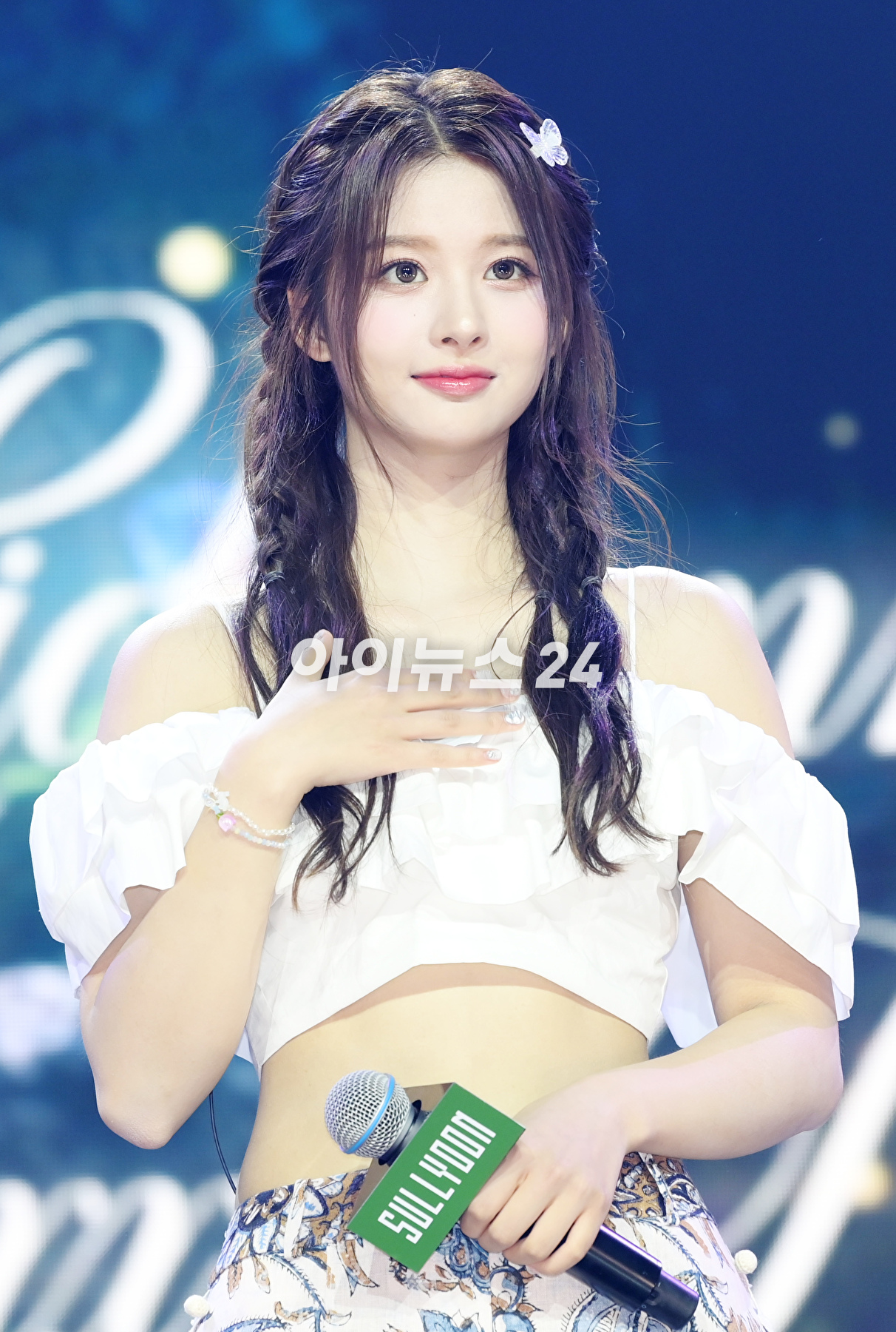 그룹 엔믹스 설윤이 11일 오후 서울 용산구 한남동 블루스퀘어에서 열린 엔믹스(NMIXX) 세 번째 싱글 앨범 '어 미드서머 엔믹스 드림'(A Midsummer NMIXX's Dream) 발매 기념 쇼케이스에서 타이틀곡 '파티 어클락' 무대를 선보이고 있다. [사진=정소희 기자]