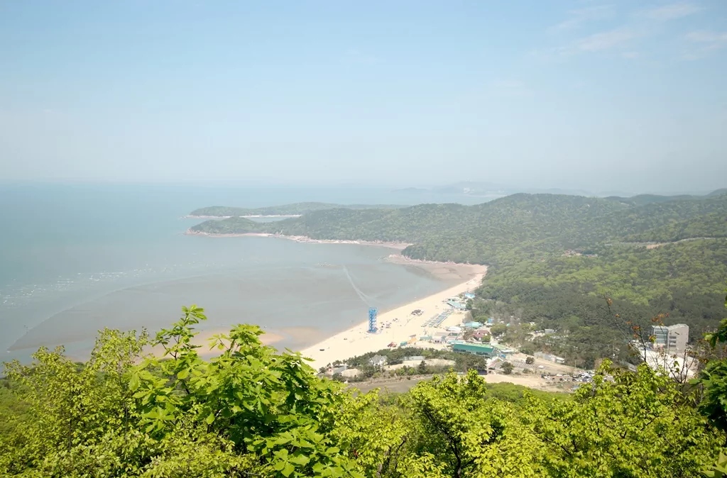 호룡곡산 인근에서 바라본 무의도의 장엄한 전경.