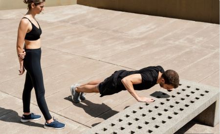 푸시업하는 모습