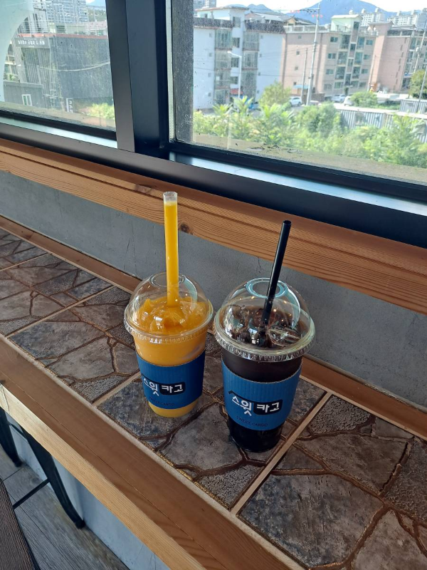 스윗카고 2층 긴 테이블 위 음료들