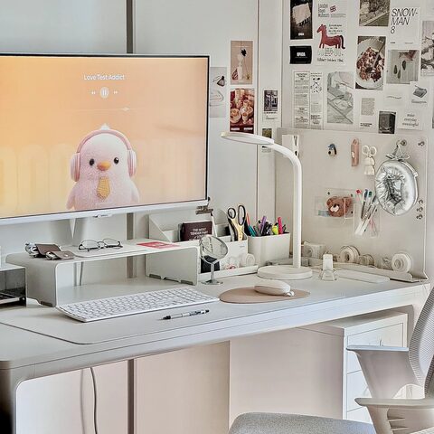 아침 햇살이 스며드는 정돈된 책상 위, 모니터와 스탠드 조명, 필기 도구가 놓인 밝고 조용한 작업 공간