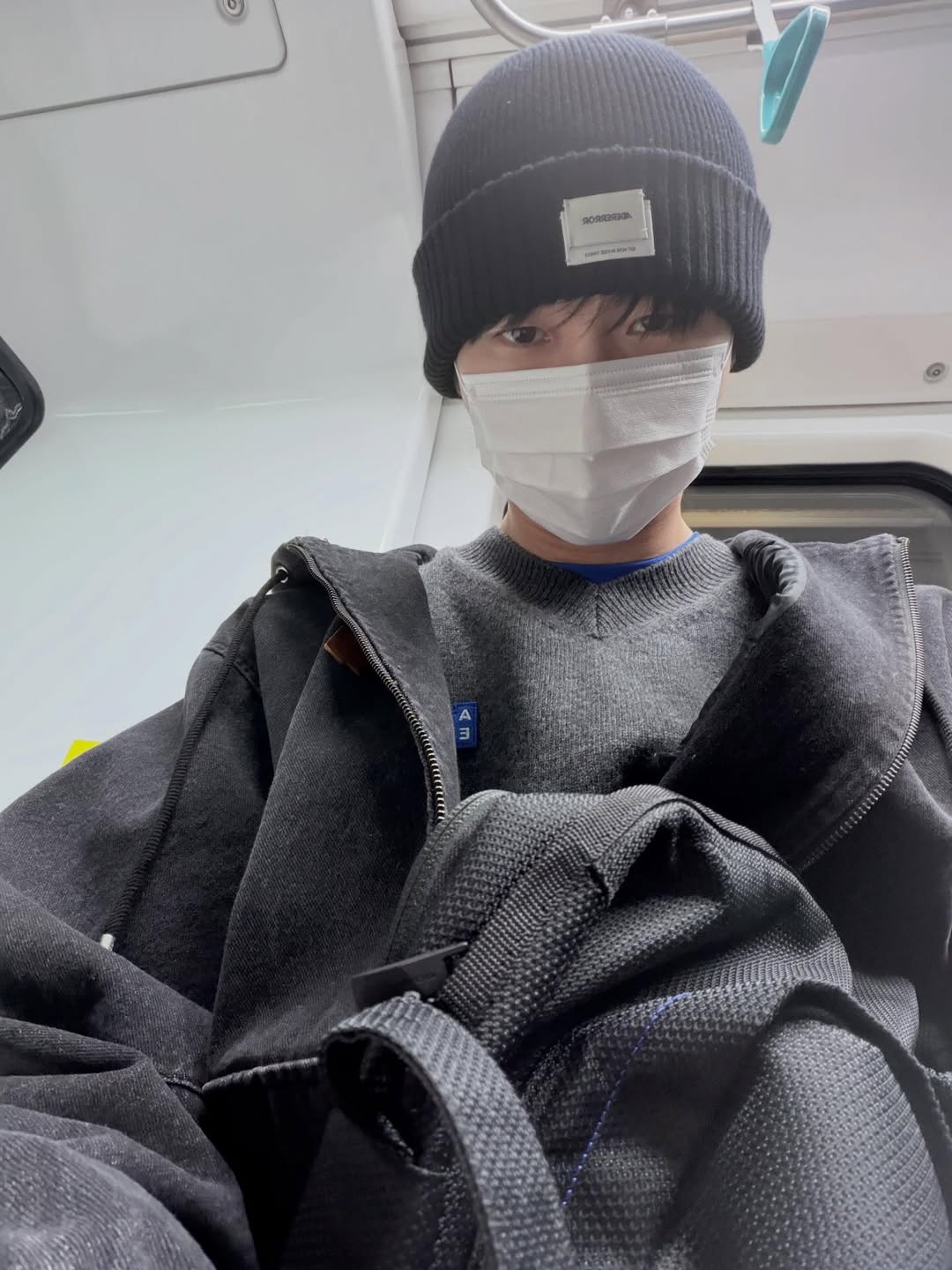 아더에러의 니트와 비니를 쓰고 마스크를 낀 변우석이 지하철에서 찍은 셀카