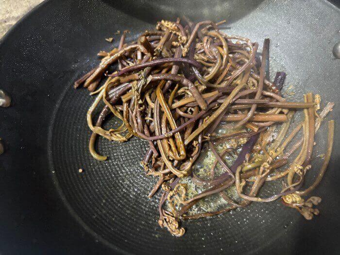 펜에서 볶아지고 있는 고사리 사진