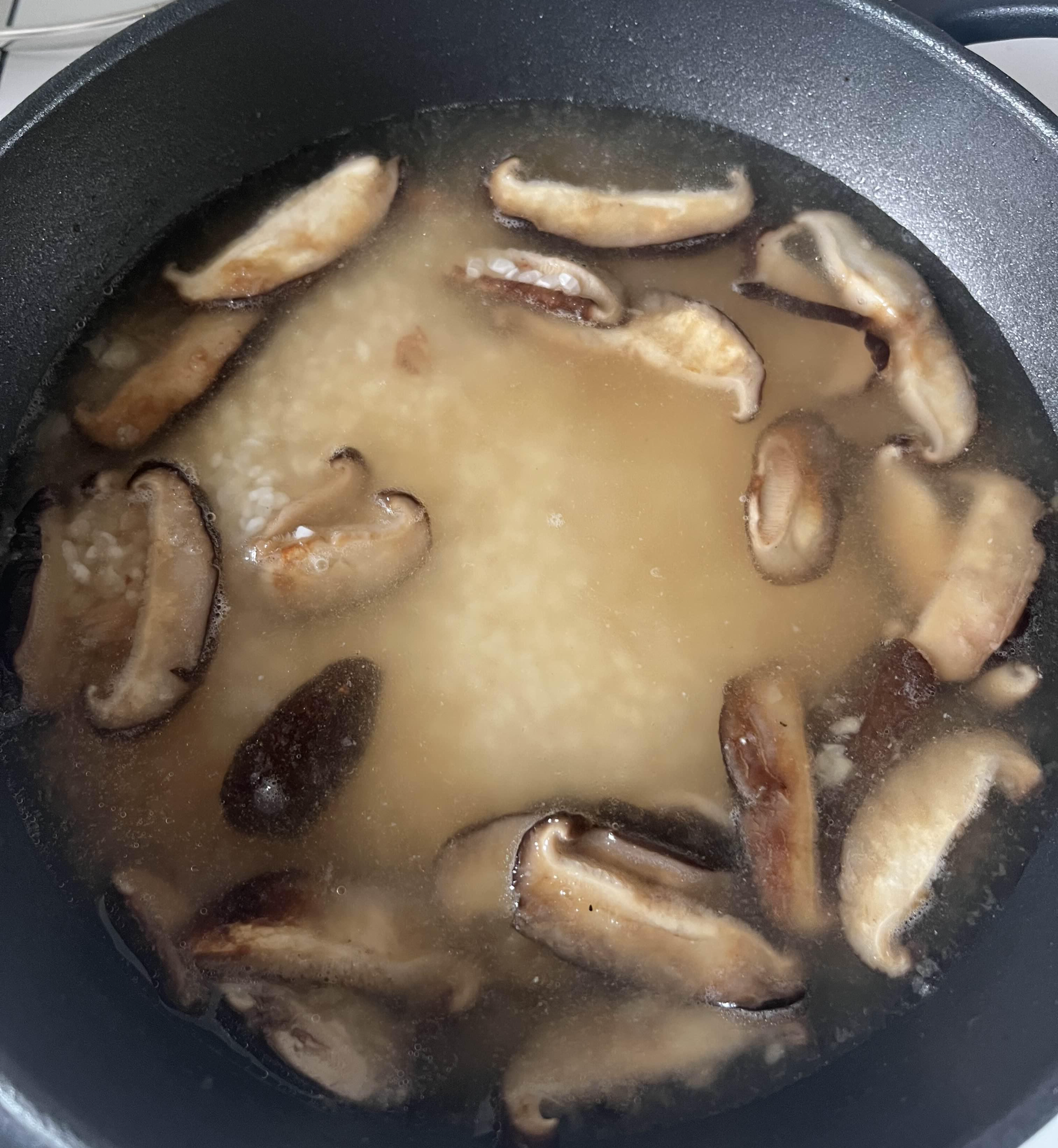 버섯 볶다가 쌀 넣어주기