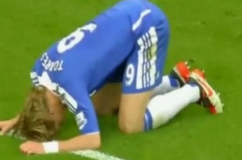 똥볼차고 땅에 머리를 박고 있는 축구선수