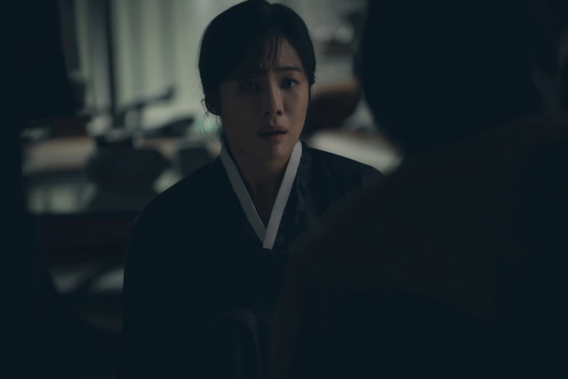 검은 장례복장을 입고 앉아 있는 드라마 선산의 김현정
