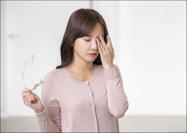 눈에 이물질이 낀것 같은 증상