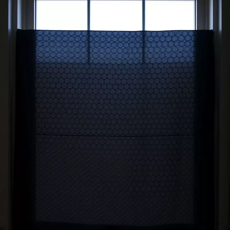 "창문에 붙인 암막 단열 뽁뽁이의 모습. 햇빛이 완벽히 차단되었다."