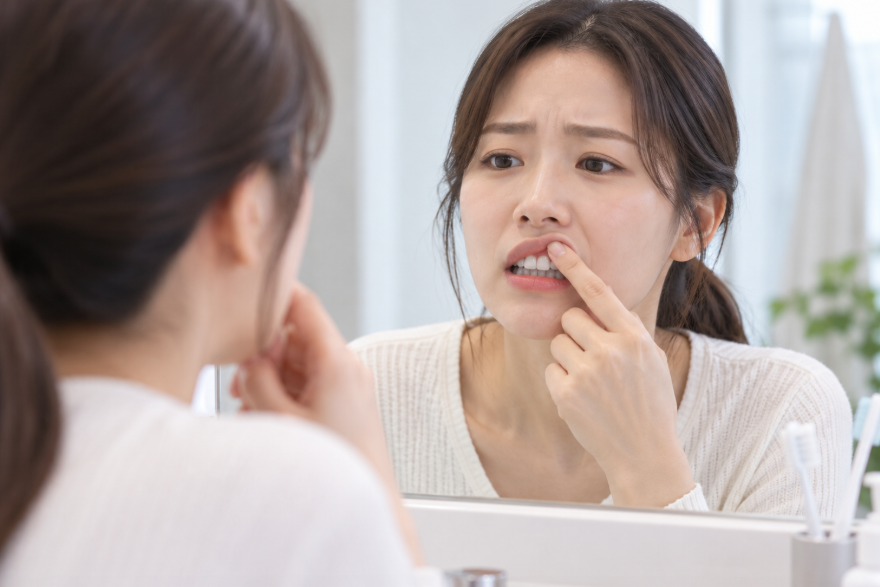 흔들리는 치아 확인하는 모습