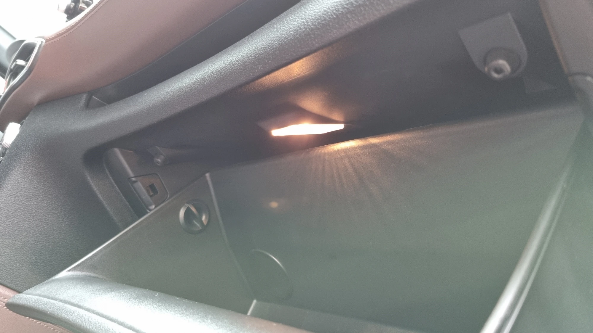 글로브박스 조명등 위치