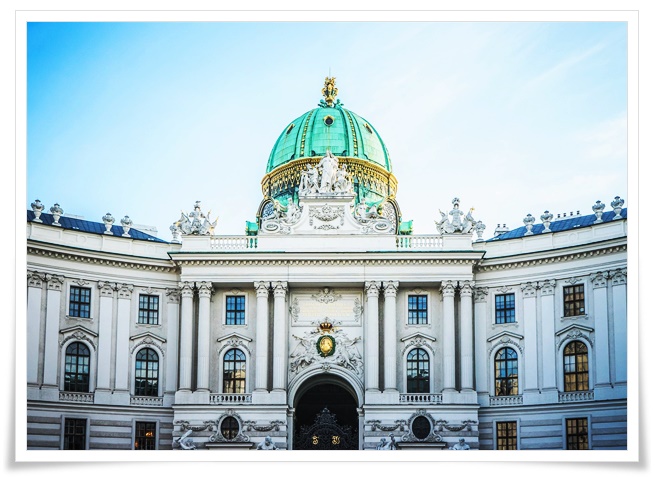 청록색 돔과 하얀 바로크 양식의 화려한 건축미가 돋보이는 궁전의 전경