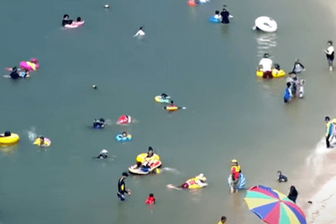 동해안 해수욕장을 높은 곳에서 찍은 사진