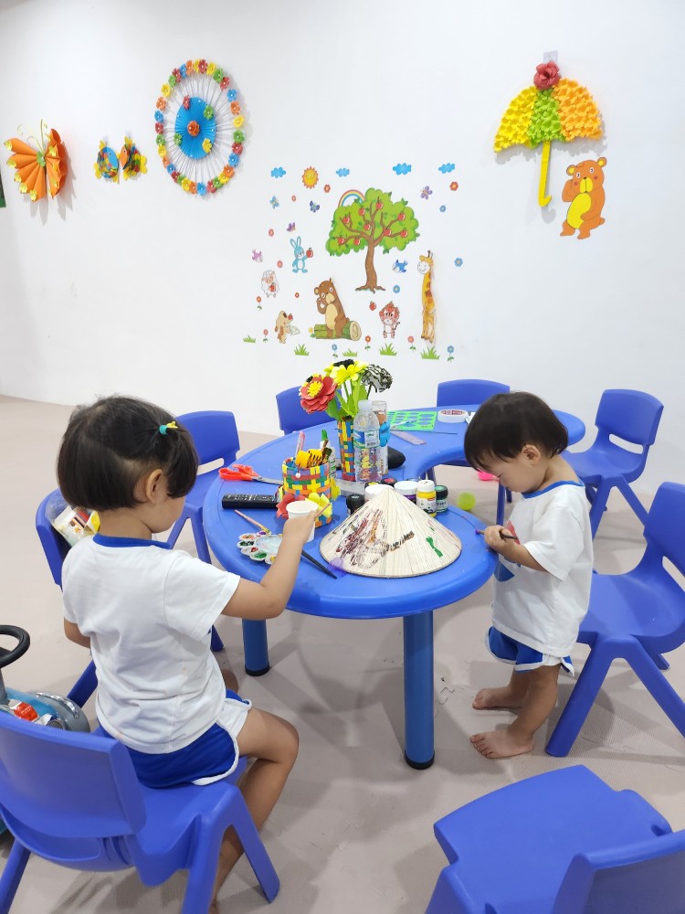 키즈클럽에서 농을 색칠하고 있는 아이들