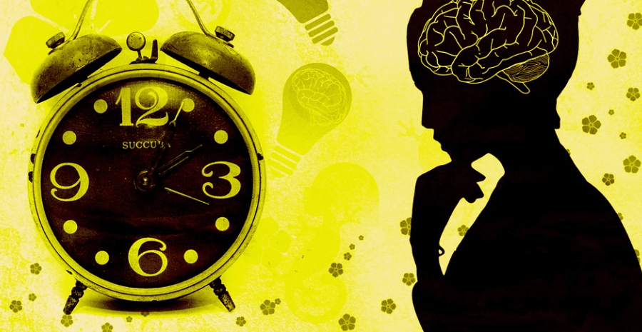 기억력 좋아지는 방법으로 시간과 깊은 생각에 잠겨 있는 모습