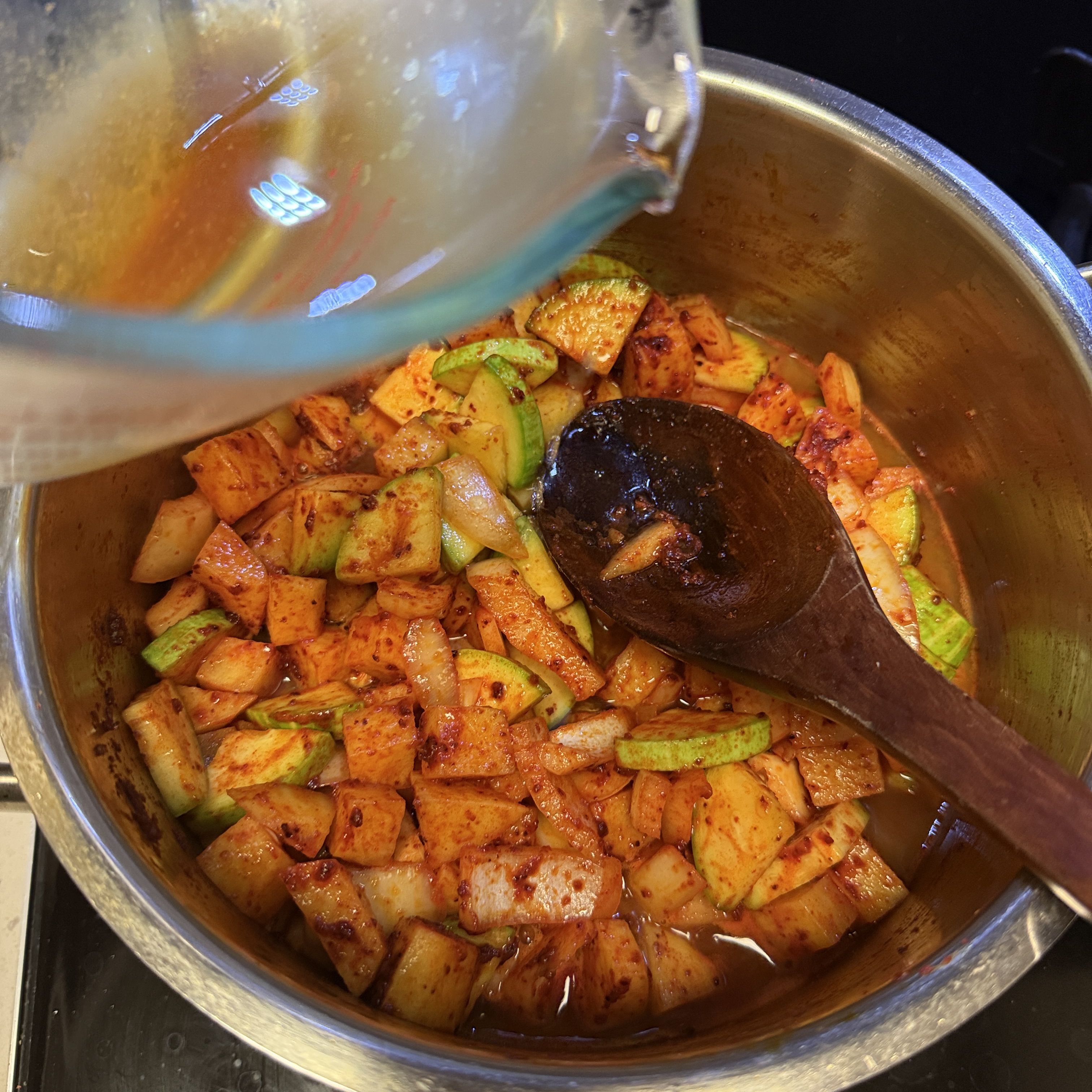 두부랑 참치까지, 든든한 찌개