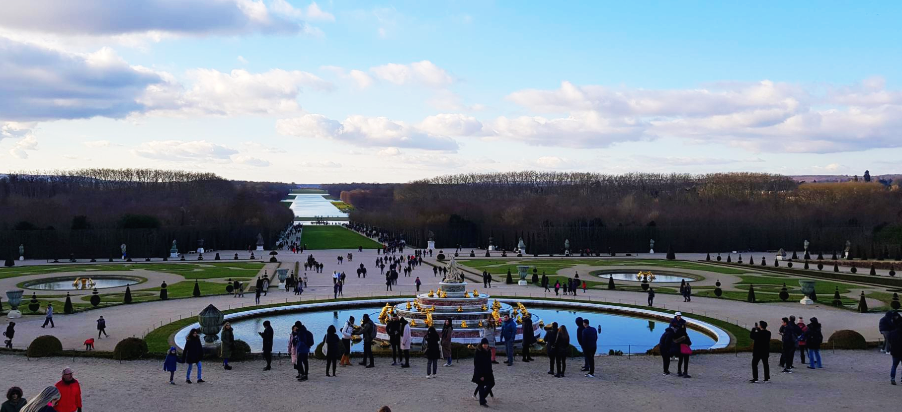 베르사유 궁전 정원의 분수대와 운하