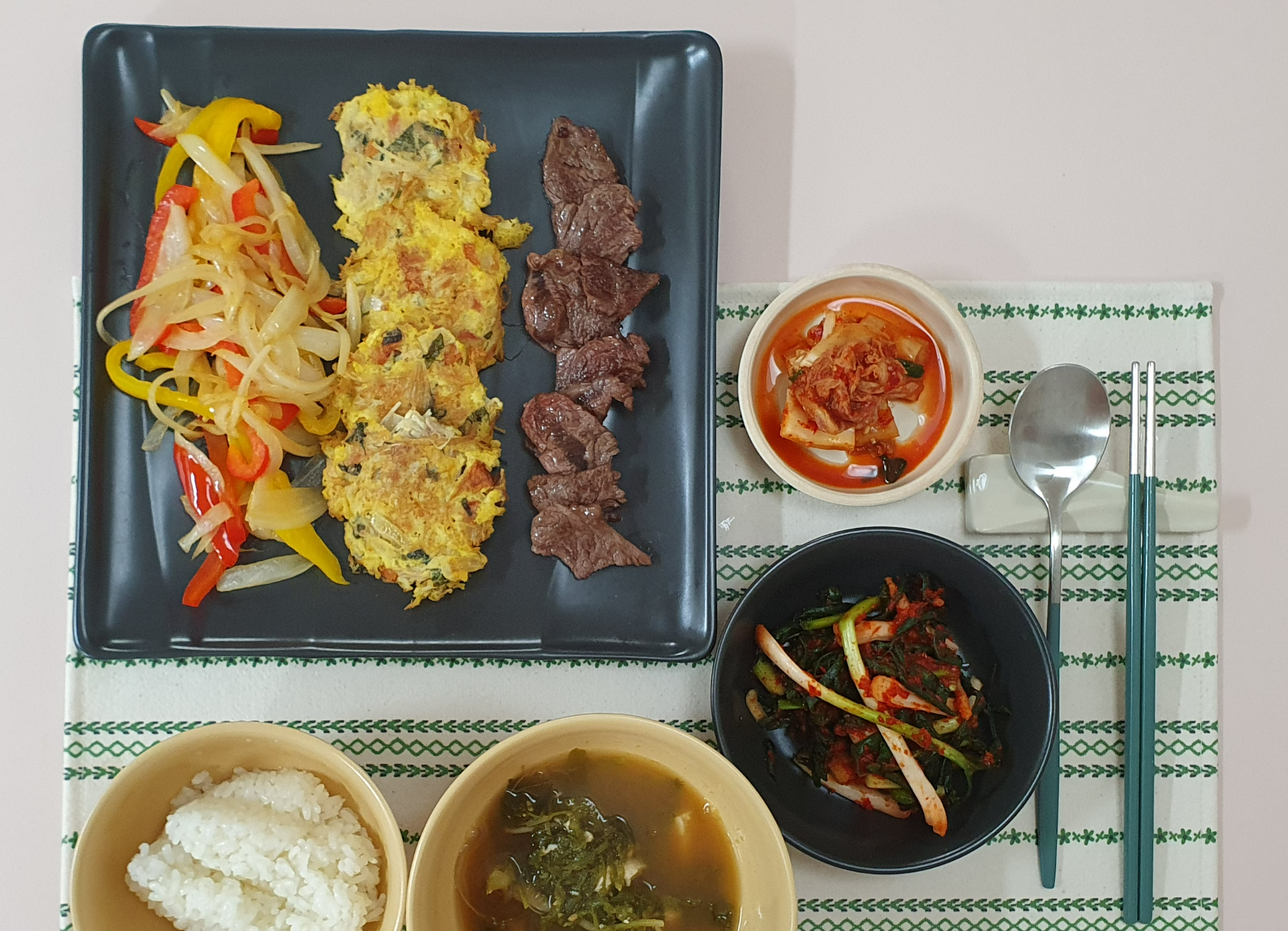 라고아-정사각-접시-사용-모습