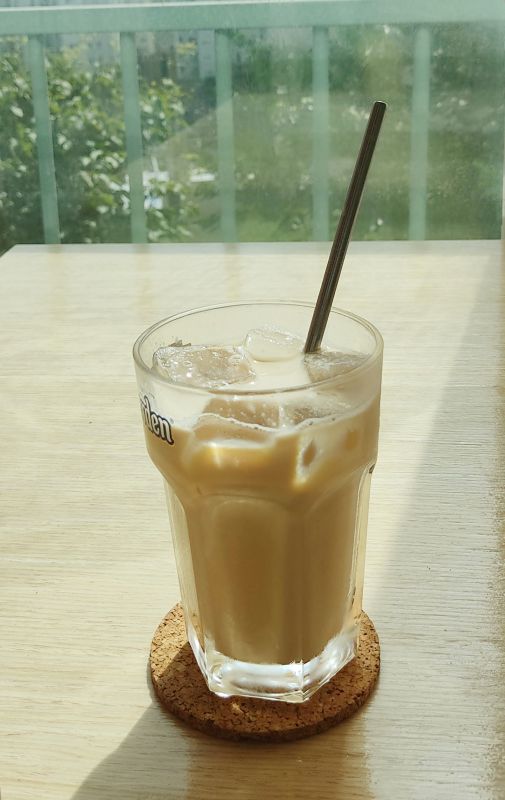 유리컵에 얼음과 밀크티를담은모습