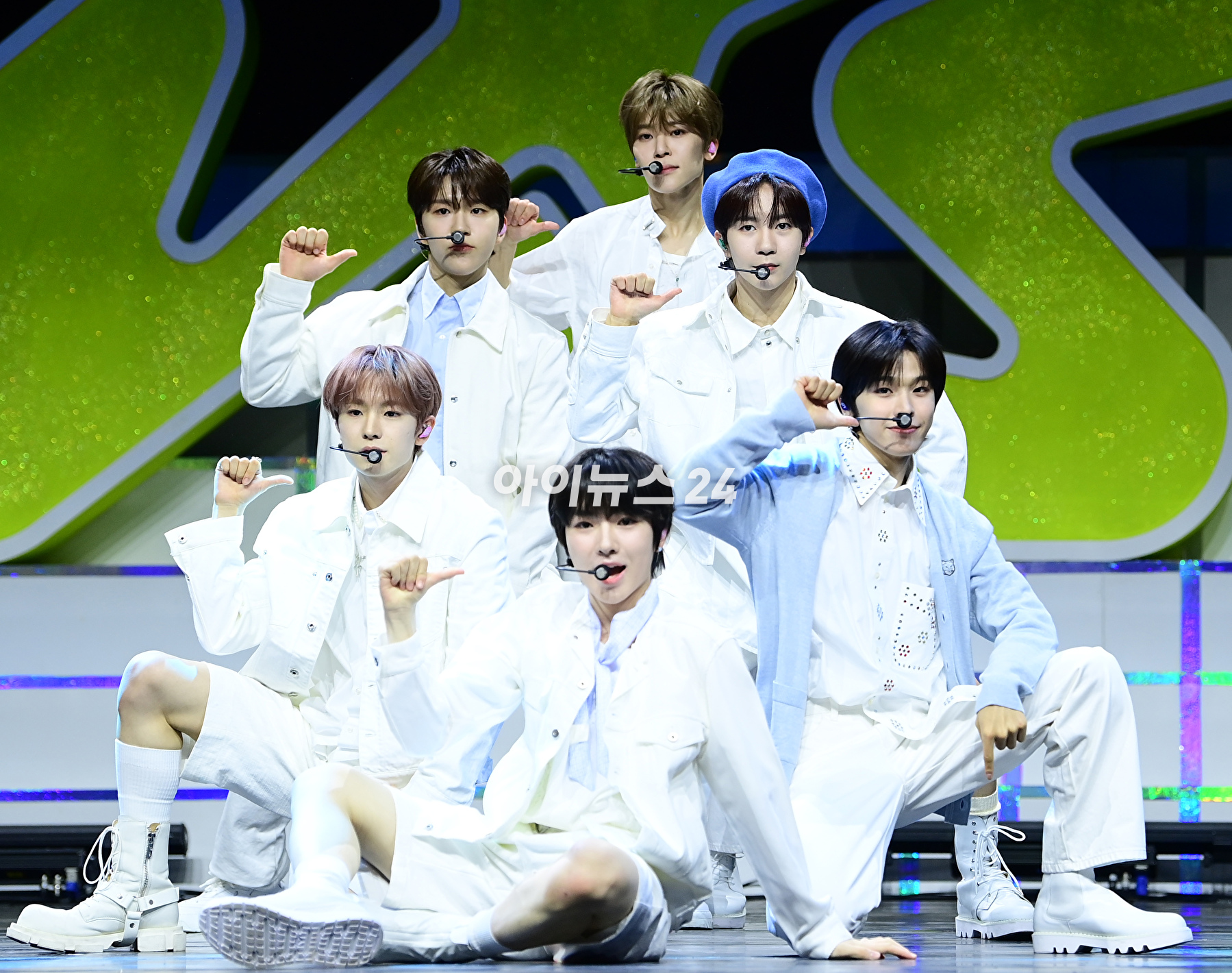 그룹 NCT 위시가 4일 오후 서울 용산구 한남동 블루스퀘어에서 열린 NCT WISH(엔시티 위시) 위시스 위시리스트(NCT WISH’s WISHLIST)&#39; 데뷔 쇼케이스에 참석해 타이틀곡 &#39;WISH&#39; 무대를 선보이고 있다. [사진=정소희 기자]