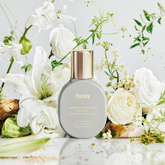 하얀꽃 앞에 향수