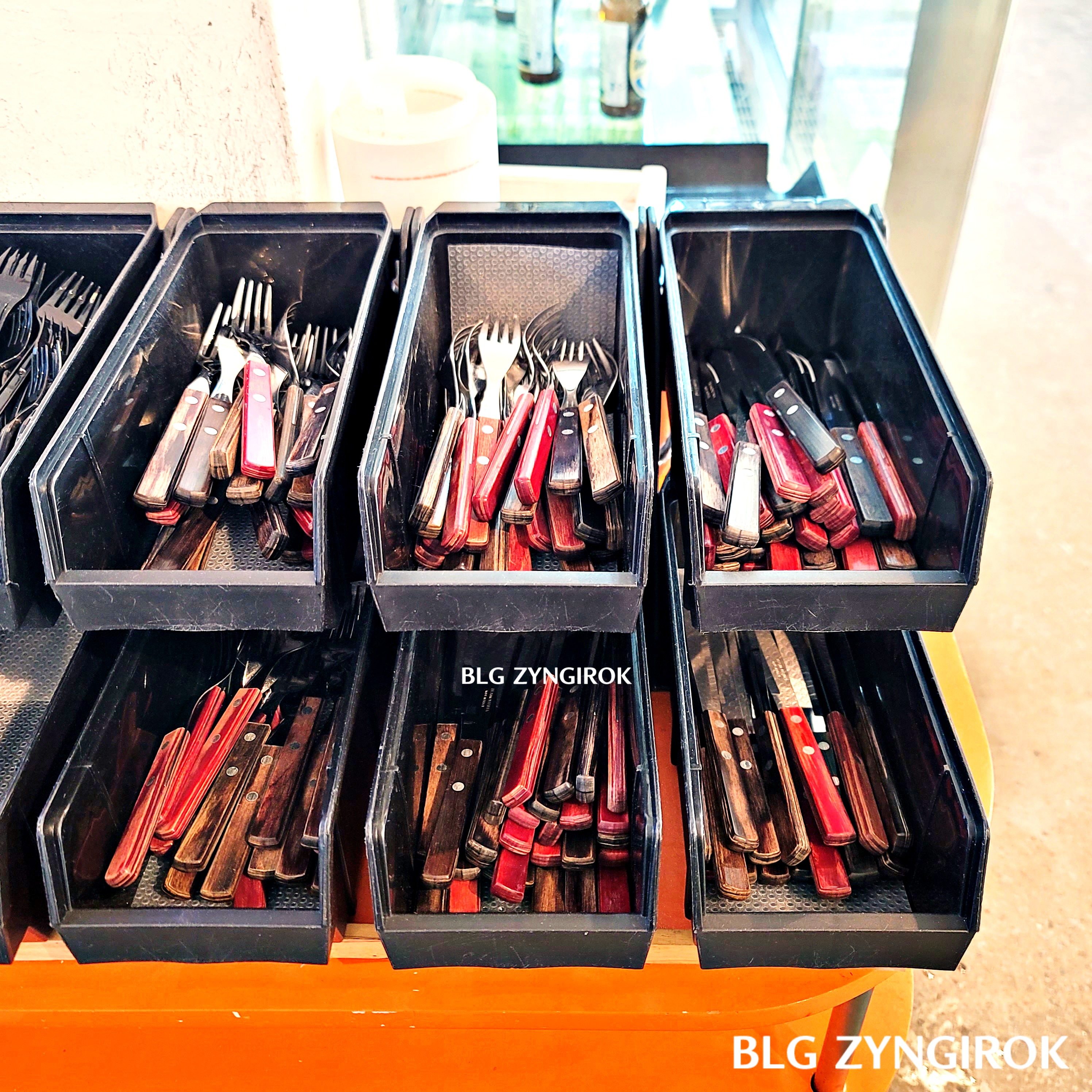 브루다 카페 - 포크 나이프 모습이다.