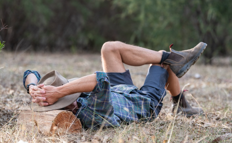 들판에서 편안하게 누워 휴식을 취하는 남성, 자연 속에서 마음을 쉬는 순간