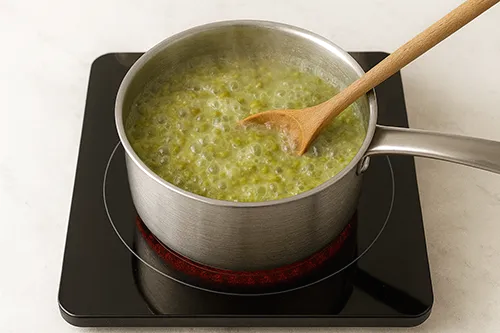 갈아둔 녹두 물넣고 끓이기