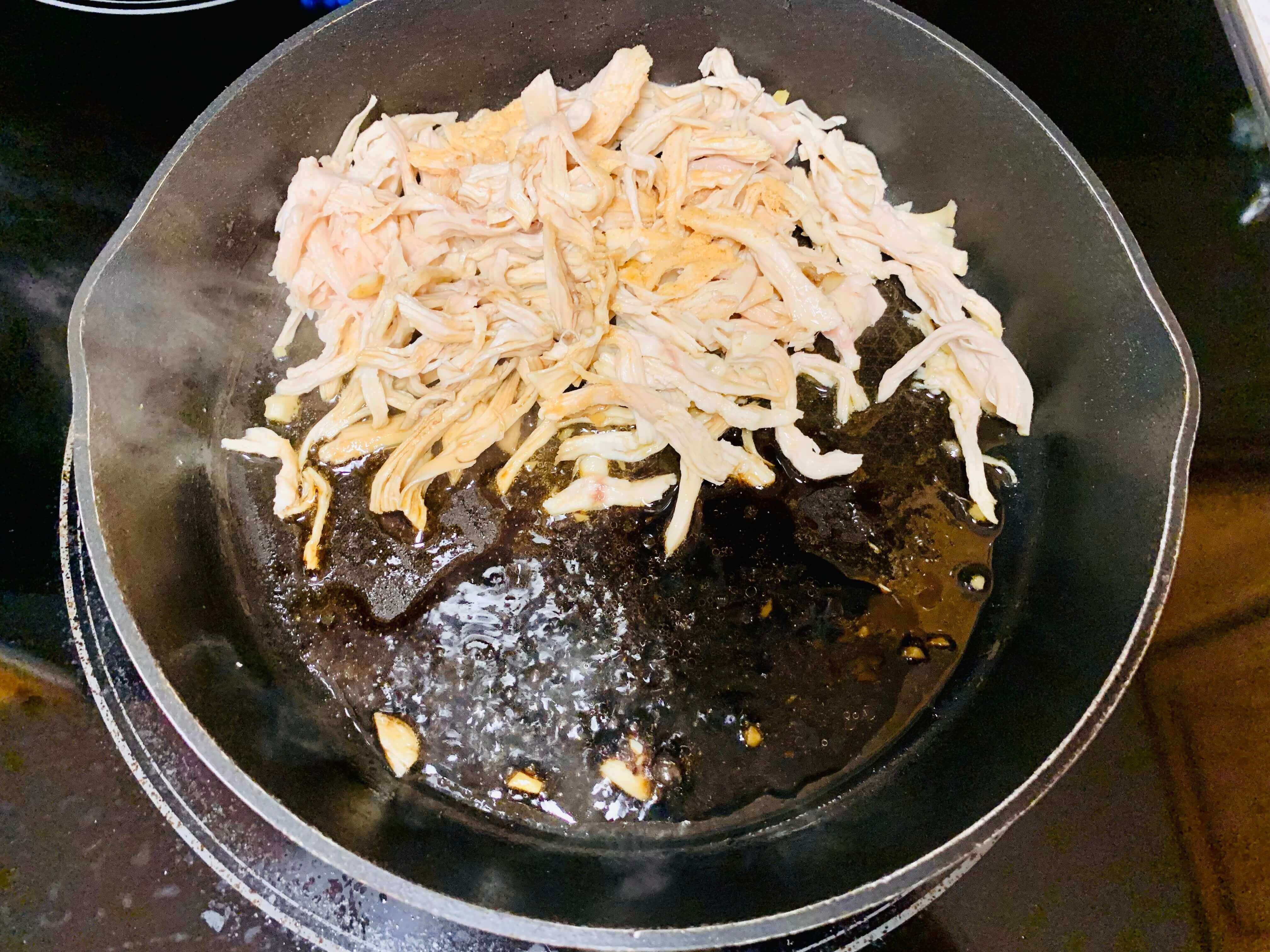 후라이팬-색-닭가슴살-간장이-끓고있는-모습