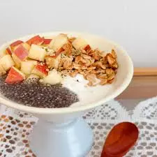 치아씨버터와 요거트, 과일을 함께 담은 상큼한 아침 식사 사진