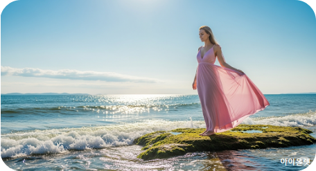 해안가 바위 위에 서서 바다를 바라보는 장면