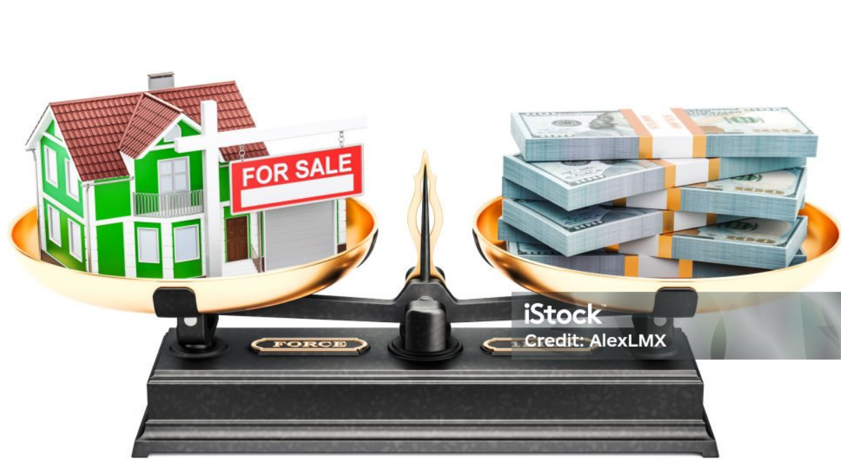 부동산 시장 상승과 하락 저울로 비교하는 사진