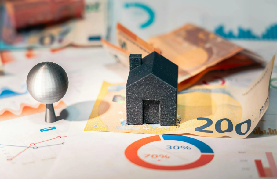 부동산 트렌드 관련 집 모양과 돈 사진